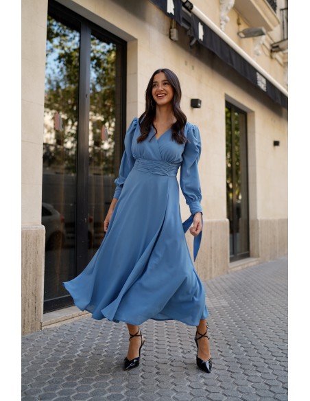 Robe midi bleu clair avec décolleté en V et jupe fluide