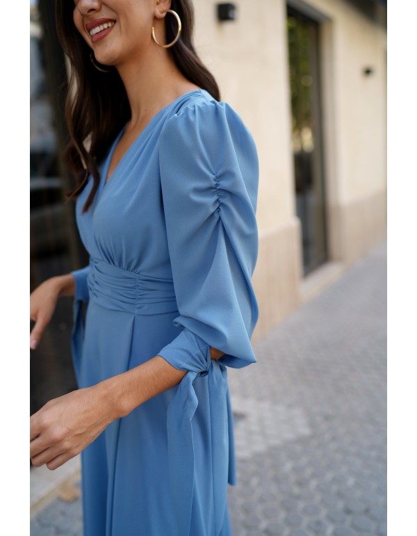 Vestido midi celeste con escote en V y falda fluida 2