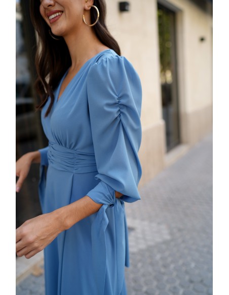 Robe midi bleu clair avec décolleté en V et jupe fluide