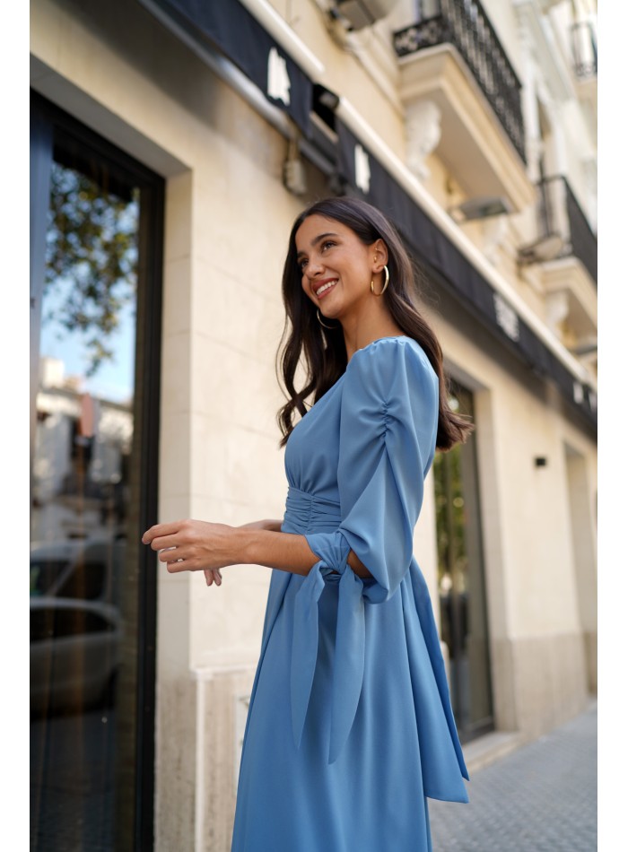 Vestido midi celeste con escote en V y falda...