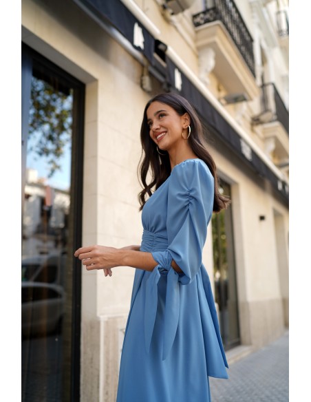 Robe midi bleu clair avec décolleté en V et jupe fluide