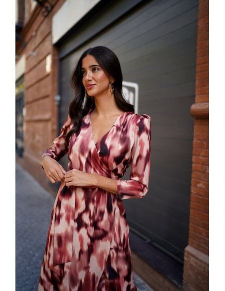 Robe midi croisée imprimée marron avec manches longues et ceinture