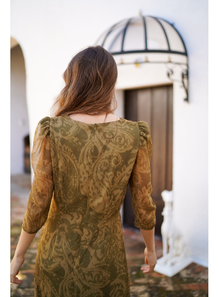 Vestido midi verde oliva con estampado barroco y volantes para bodas