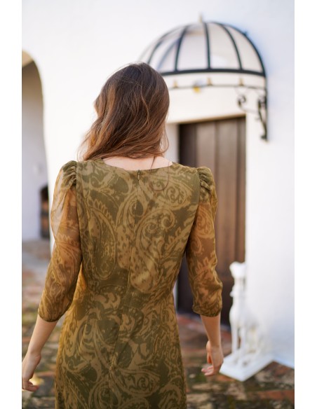 Vestido midi verde oliva con estampado barroco y volantes para bodas