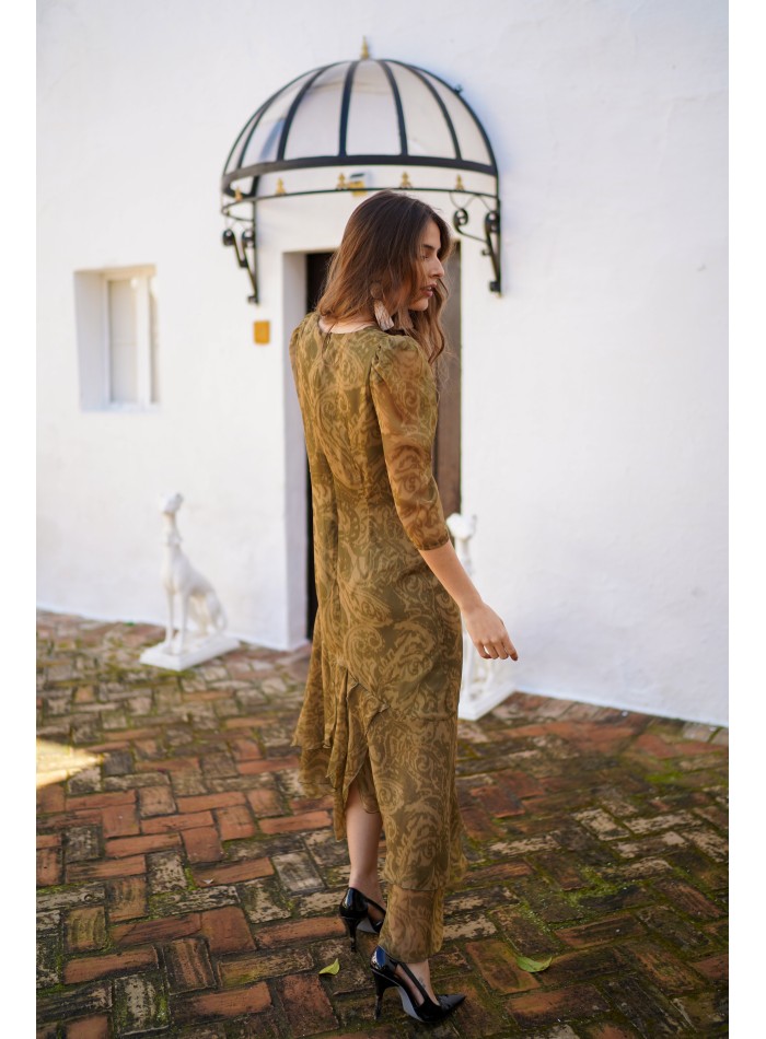 Vestido midi verde oliva con estampado barroco y volantes para bodas de otoño