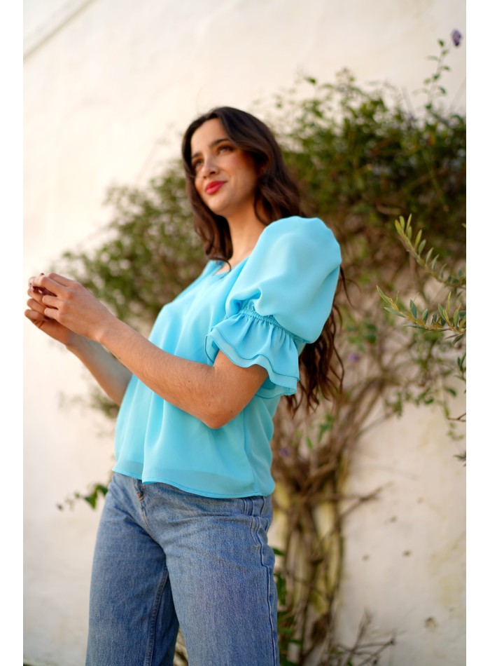 Blusa aguamarina con volantes en mangas para eventos especiales y looks formales