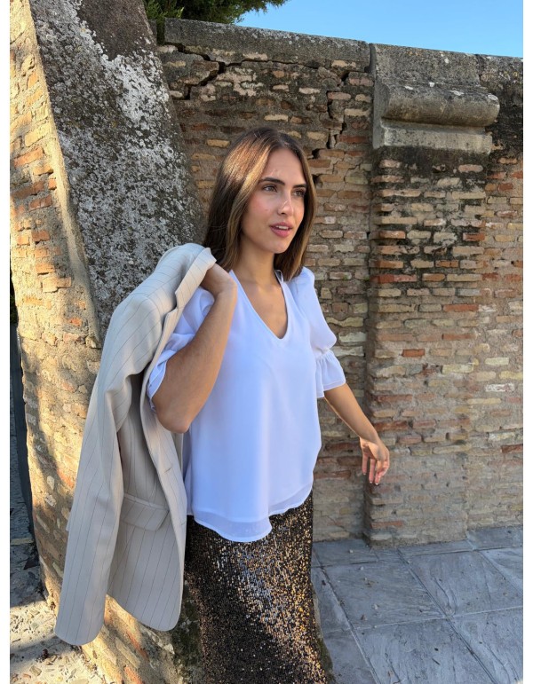 Blusa blanca con volantes y manga francesa para eventos formales 2