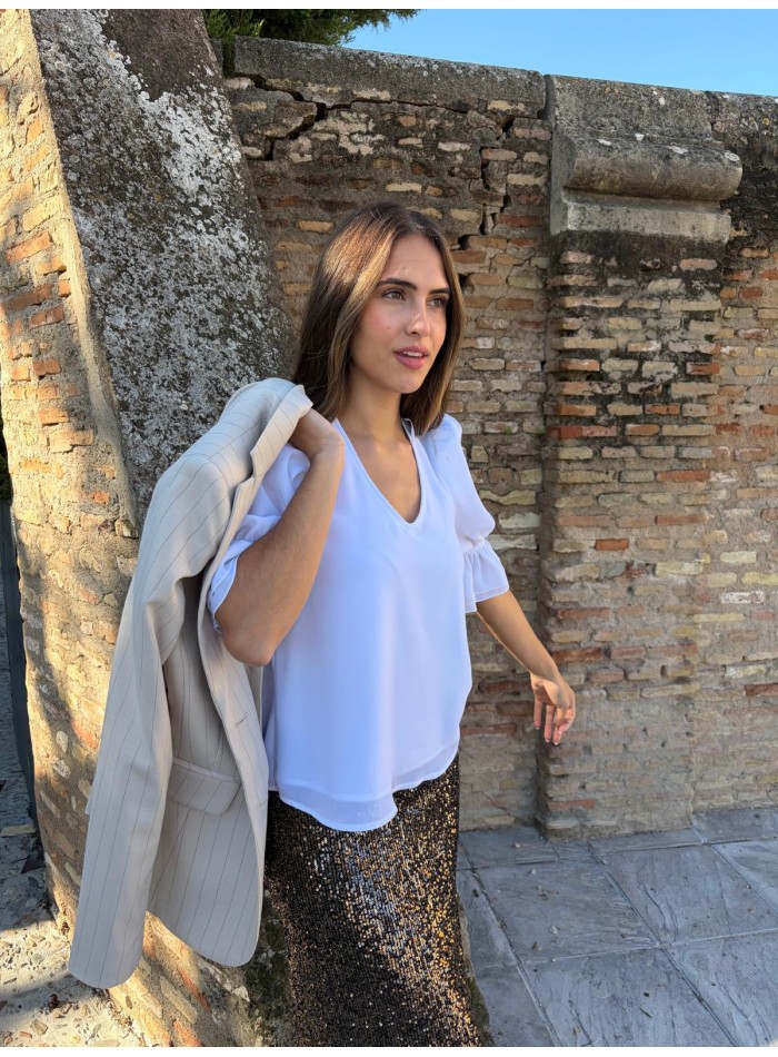 Blusa blanca con volantes y manga francesa