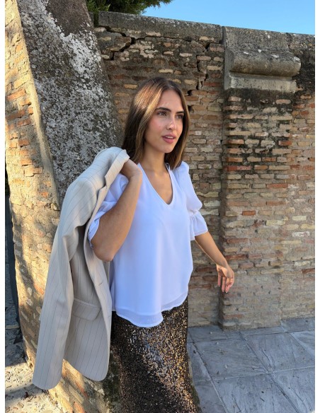 Blusa blanca con volantes y manga francesa