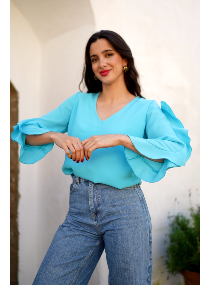 Blusa aguamarina con abertura en el escote y mangas de volante para eventos especiales