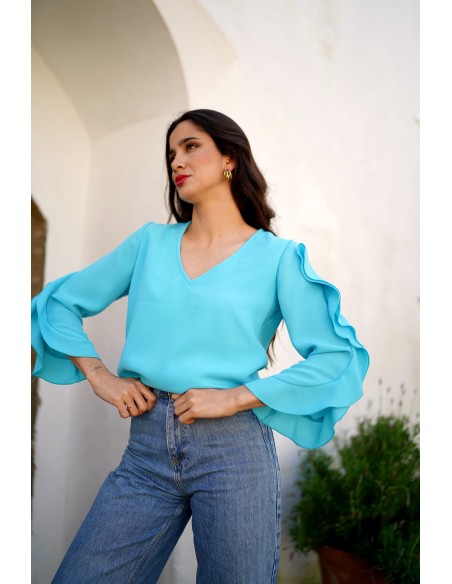 Blusa aguamarina con abertura en el escote y mangas de volante para ocasiones especiales