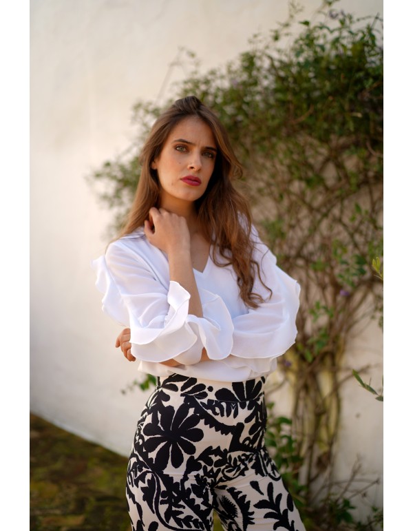 Blusa con abertura en el escote y mangas de volante 2