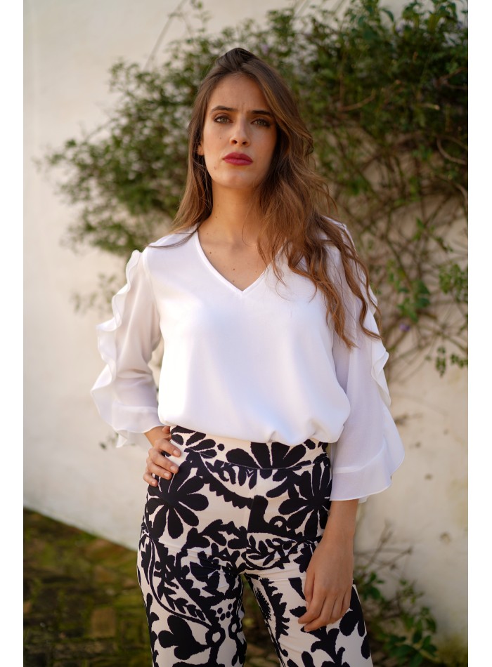 Blusa con abertura en el escote y mangas de volante para eventos casuales