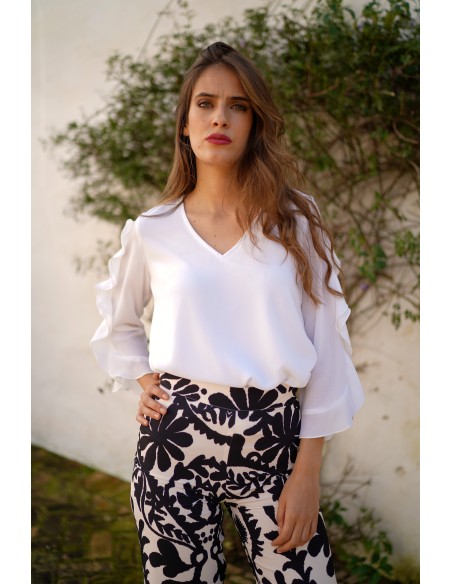 Blusa con abertura en el escote y mangas de volante para eventos casuales