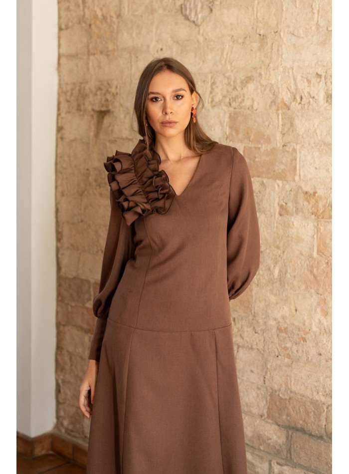 Robe midi à volants bruns et manches longues...