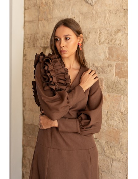 Robe midi à volants bruns et manches longues bouffantes