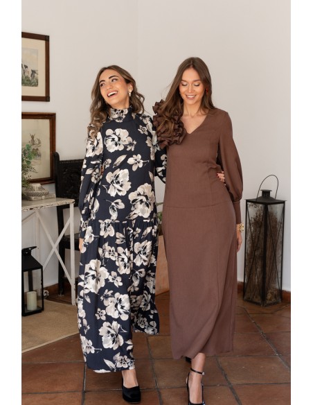 Midi dress with brown ruffle and long puffed sleeves