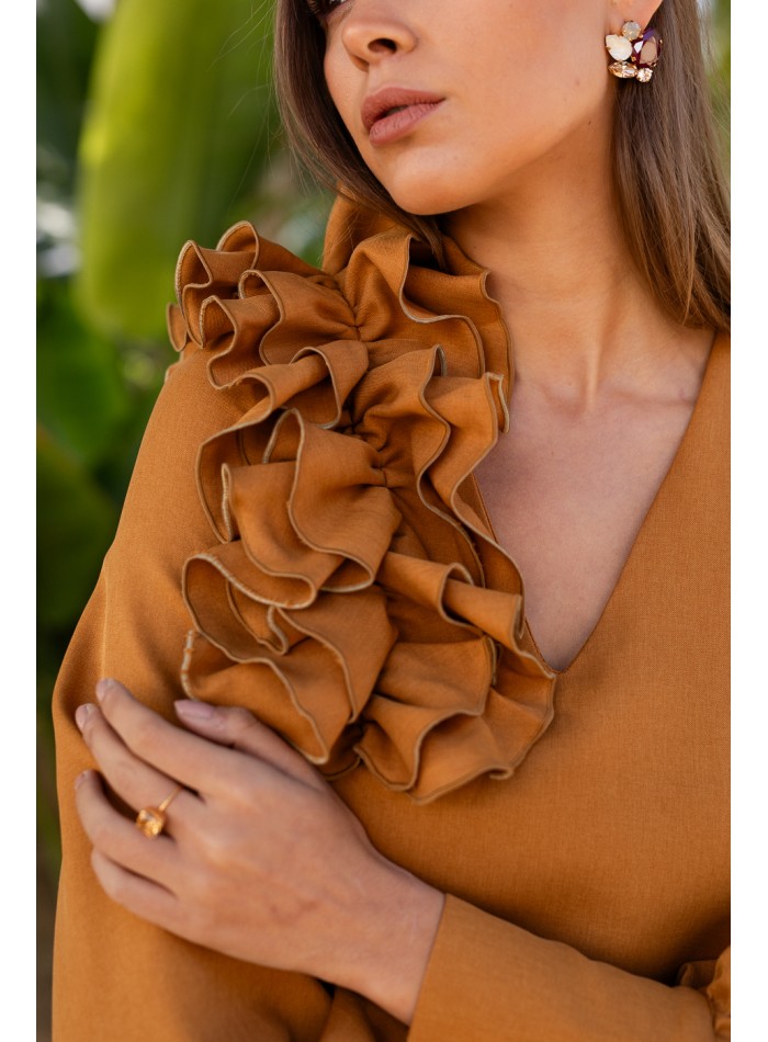 Vestido midi volante ocre y manga larga abullonada para bodas de otoño