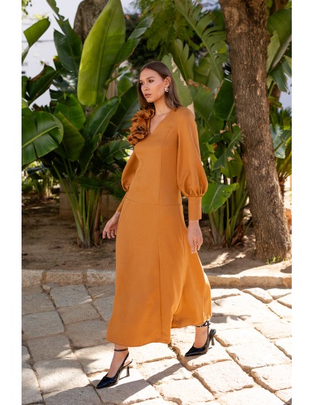 Vestido midi volante ocre y manga larga abullonada para eventos de invierno