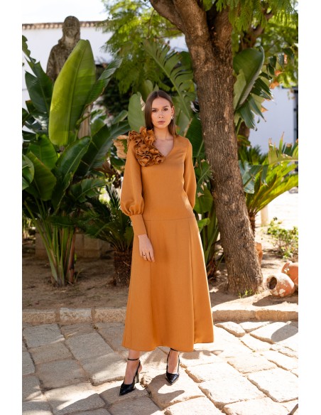 Vestido midi volante ocre y manga larga abullonada para eventos de otoño
