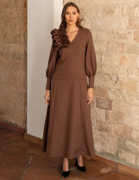 Robe midi à volants bruns et manches longues bouffantes