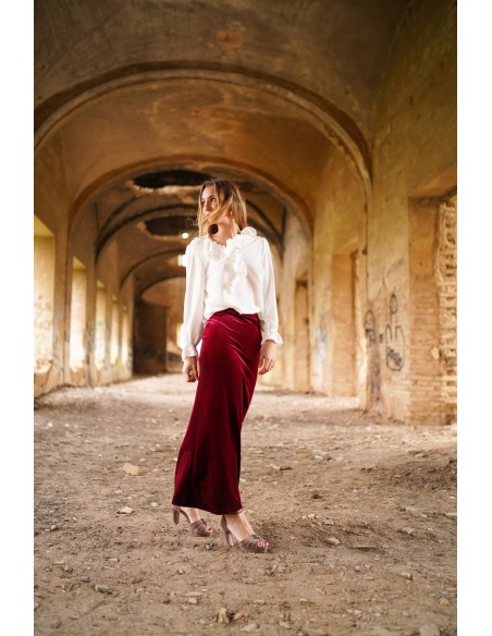 Raw blouse with ruffles and long sleeves