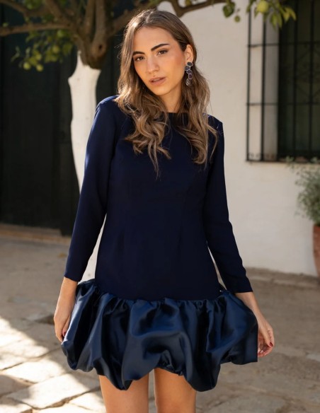 Robe courte avec jupe à volants et dos ouvert