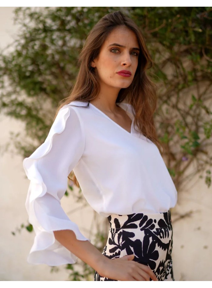 Blusa con abertura en el escote y mangas de volante
