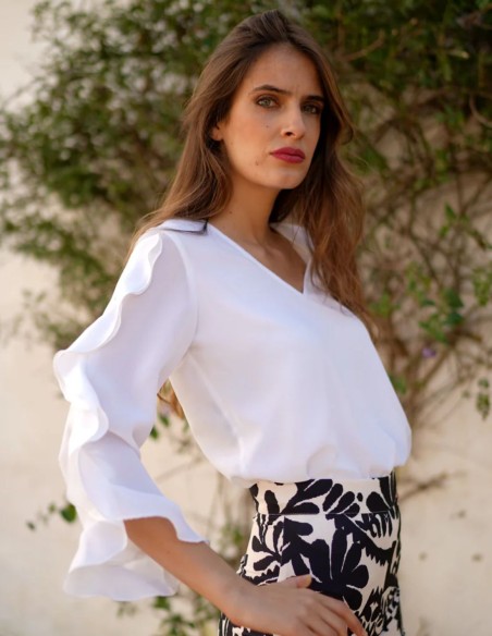 Blusa con abertura en el escote y mangas de volante