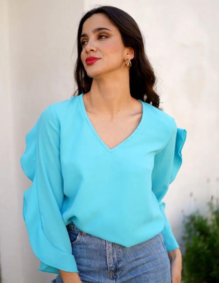 Blusa aguamarina con abertura en el escote y mangas de volante