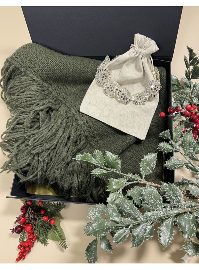 Gift box 07. Poncho with bangs + choker