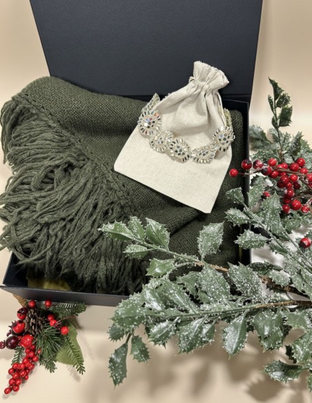 Caja de regalo 07. Poncho con flecos + choker