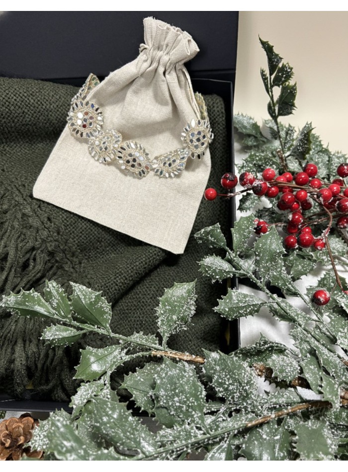 Gift box 07. Poncho with bangs + choker