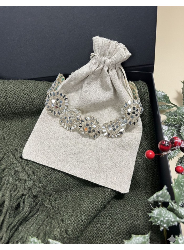 Caja de regalo 07. Poncho con flecos + choker