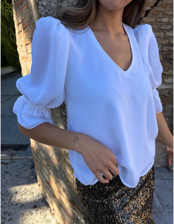 Blusa blanca con volantes y manga francesa para eventos formales