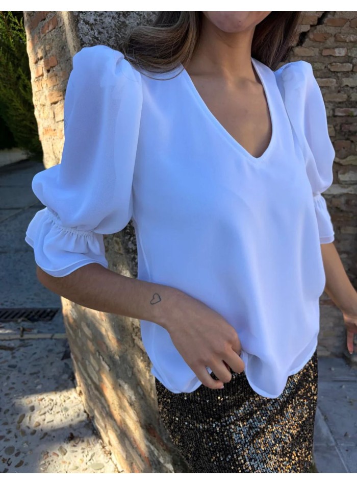 Blusa blanca con volantes y manga francesa para eventos formales