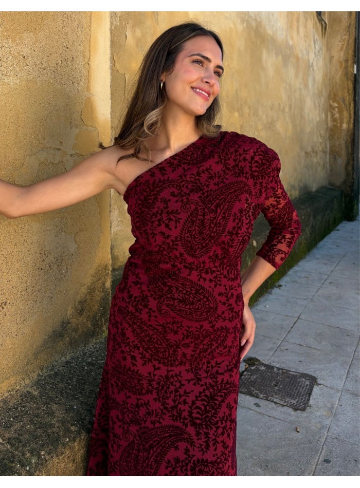 Vestido borgoña en gasa flocada y escote asimétrico para bodas