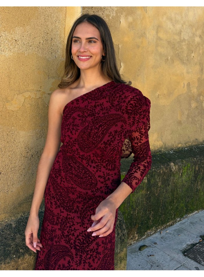 Vestido borgoña en gasa flocada y escote asimétrico para invitadas