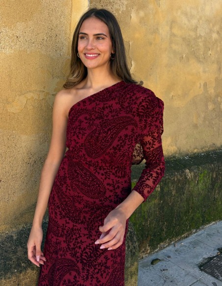 Vestido borgoña en gasa flocada y escote asimétrico para invitadas