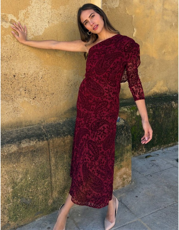 Vestido borgoña en gasa flocada y escote asimétrico 2