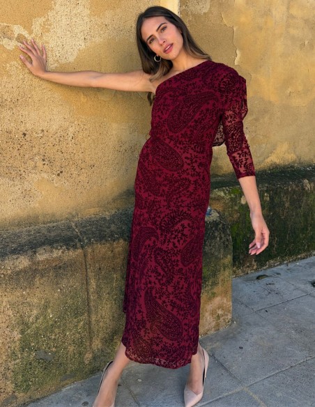 Robe midi en mousseline floquée à encolure asymétrique, de couleur bourgogne
