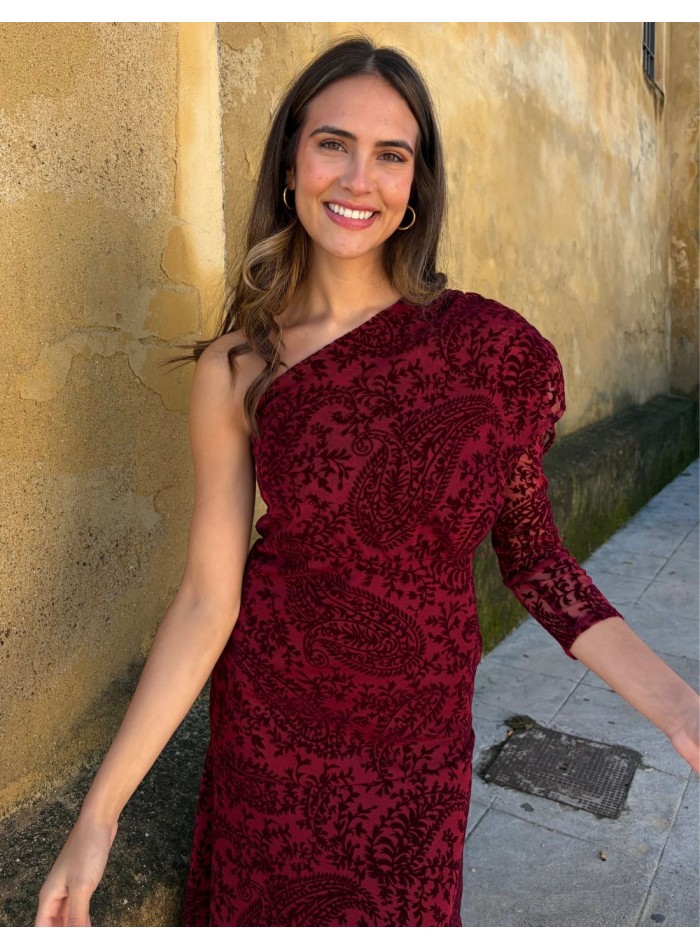 Vestido borgoña en gasa flocada y escote asimétrico para eventos especiales