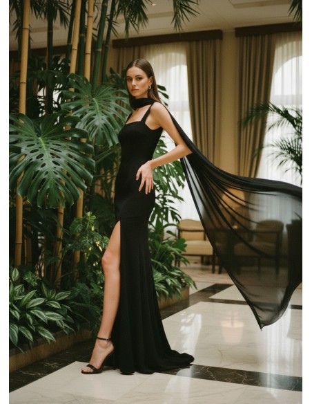 Vestido largo negro de gasa con tirantes y capa para fiestas