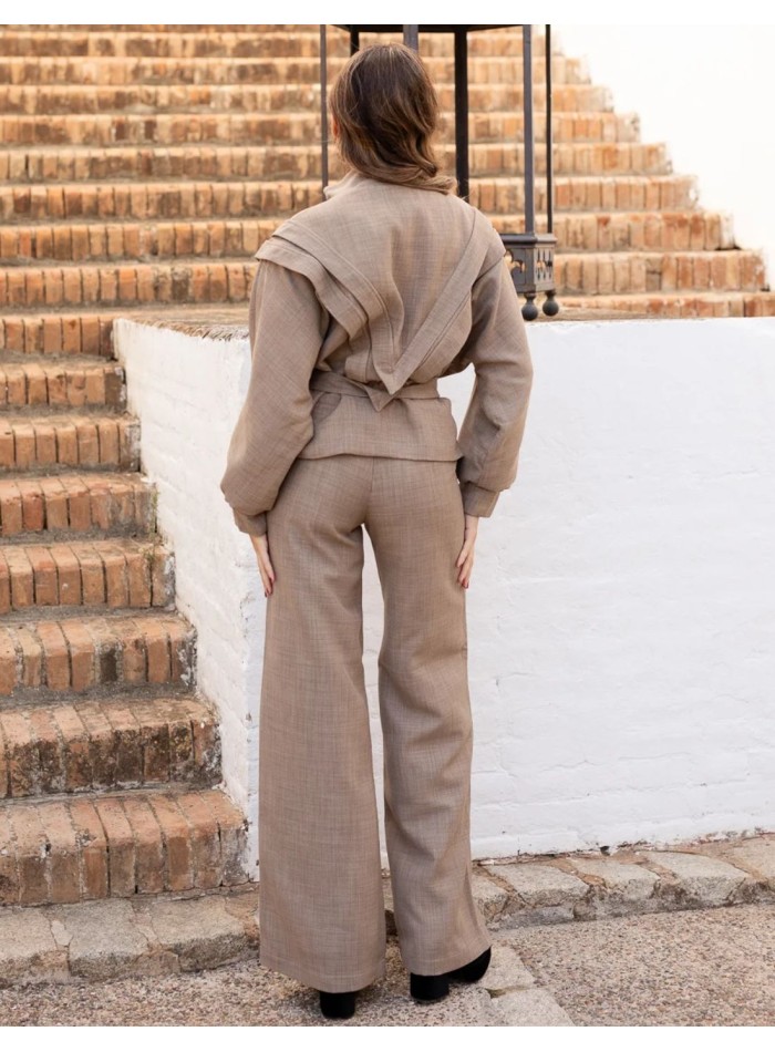 Chaqueta beige con mangas murciélago