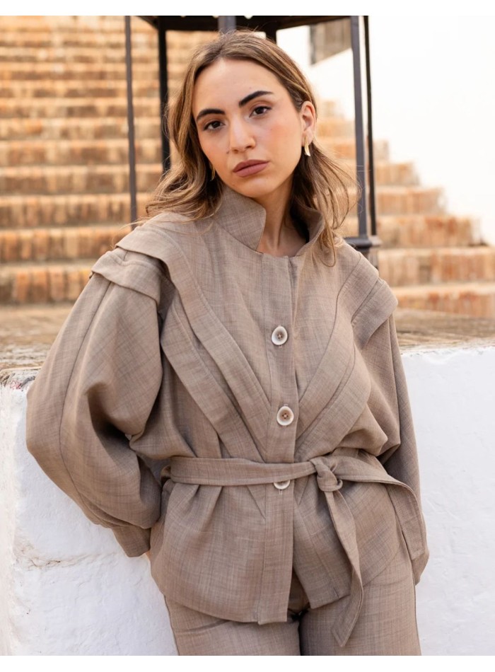 Chaqueta beige con mangas murciélago