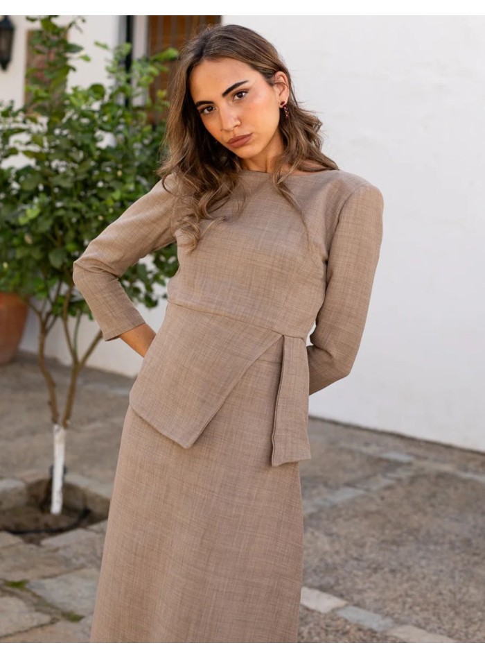 Top beige à manches longues avec ceinture péplum