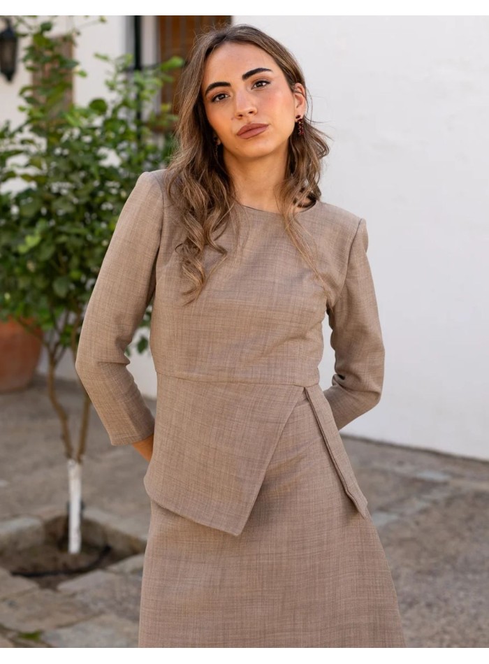 Top beige à manches longues avec ceinture péplum