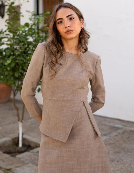 Top de manga larga beige con cintura tipo peplum