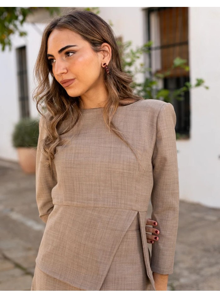 Top beige à manches longues avec ceinture péplum