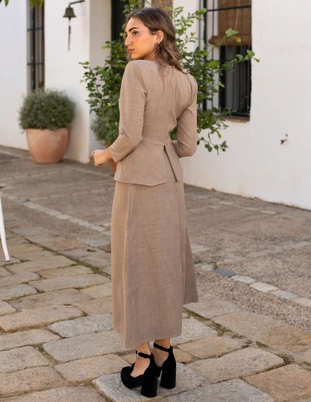 Top beige à manches longues avec ceinture péplum